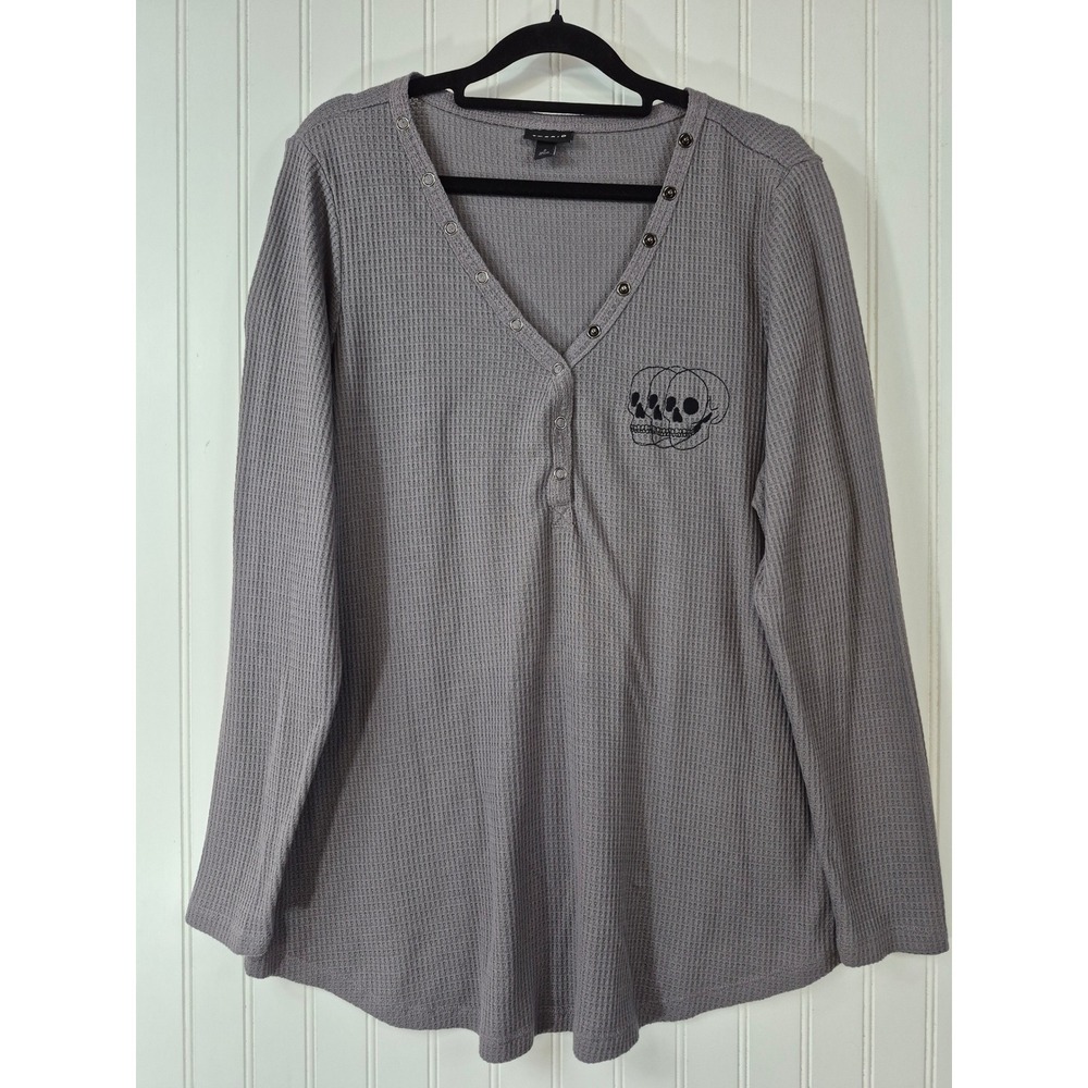 Torrid Grey Waffle Knit Henley Triple Skull Graphic Long Sleeve Top
Size 2XL